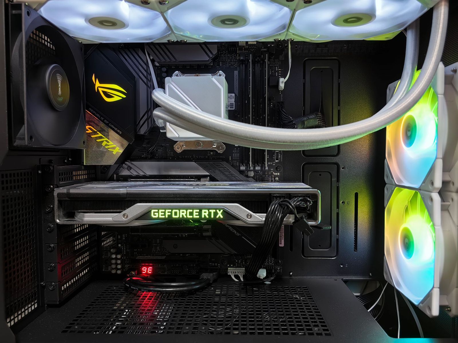 GeForce RTXグラフィックスカードを組み込んだゲーミングPC