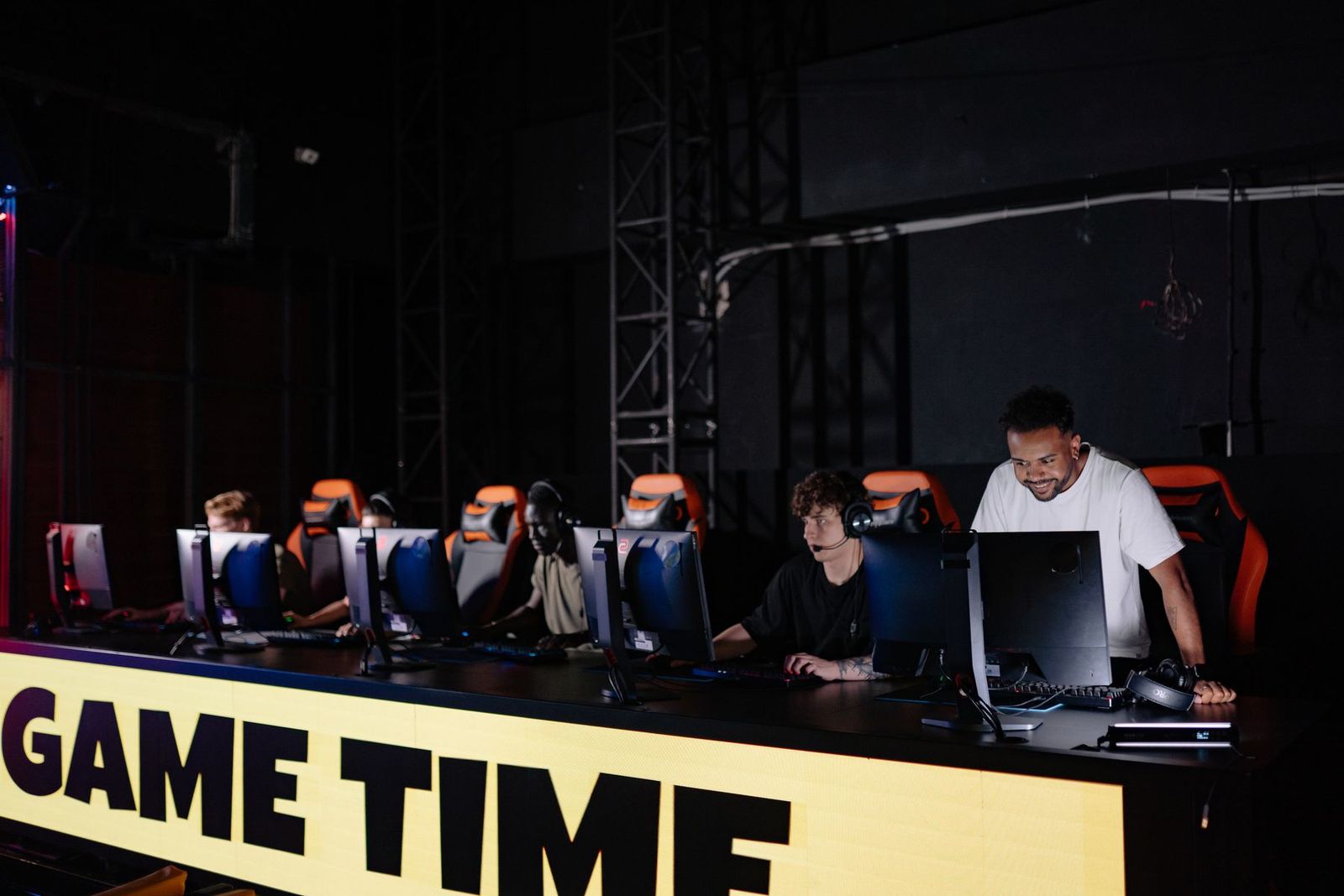 屋内で対戦するeスポーツチーム